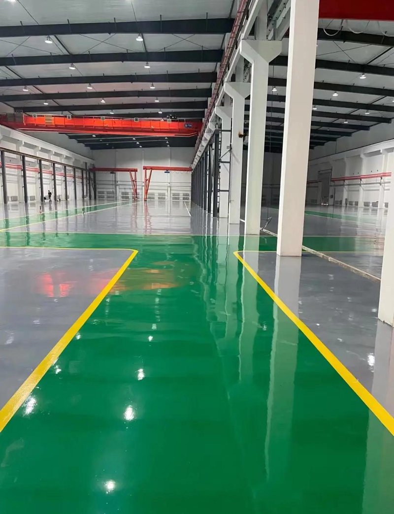 金刚砂地坪与环氧地坪，两者在工业厂房中的应用各有特点。本文将通过对比的方式，深入解析它们之间的差异。